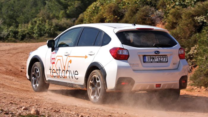 Στο χώμα το Subaru XV είναι ιδιαίτερα ικανό, εκμεταλλευόμενο την πολύ καλή τετρακίνηση και τα 220 χλστ. της απόστασης από το έδαφος.